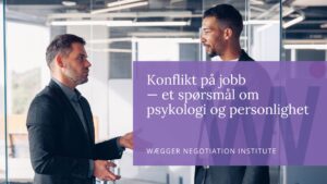 To menn i konflikt på jobb argumenterer åpent på arbeidsplassen