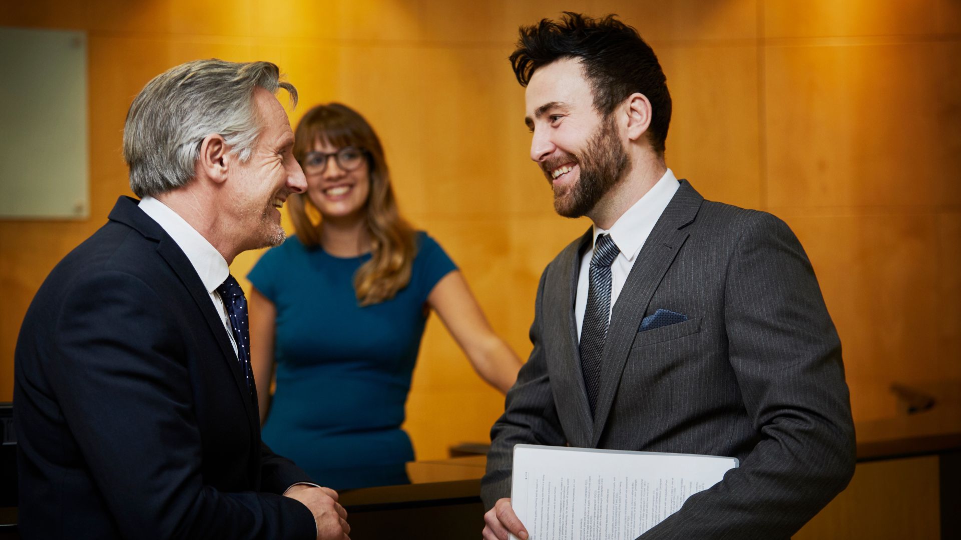 To bedriftsledere har en hyggelig samtale etter en forhandling.